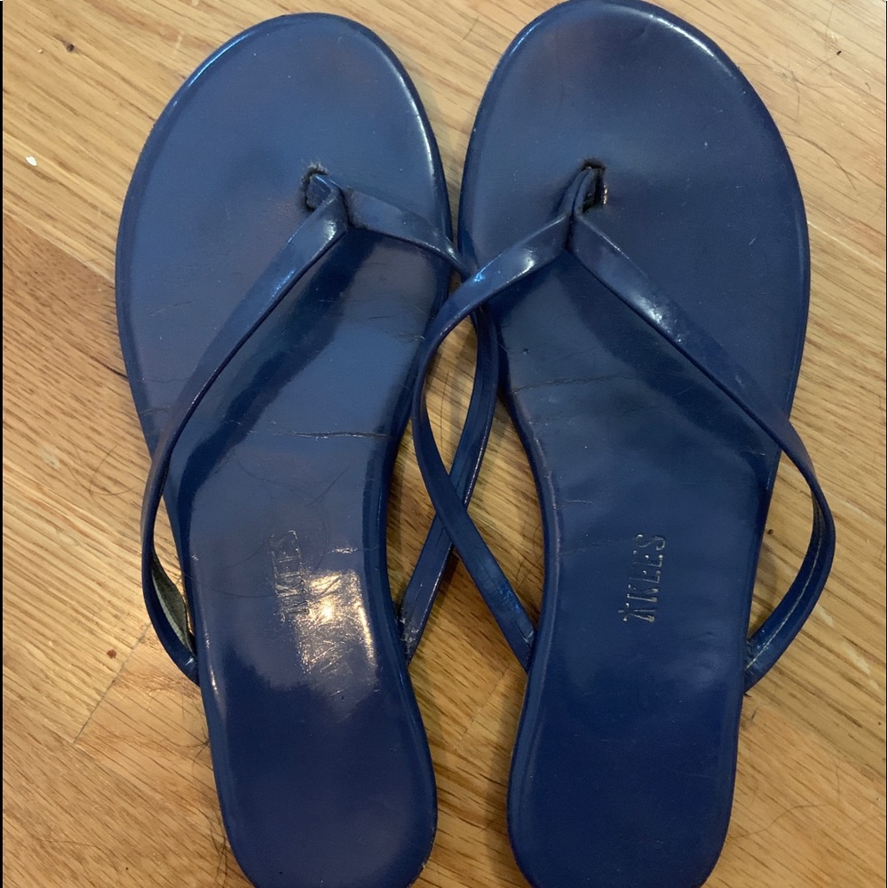 tkees dark blue flip flops